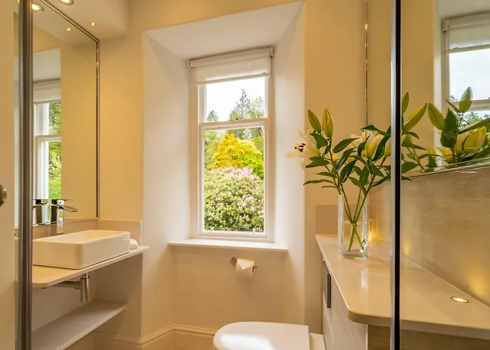 ليندث فيل كونتري هاوس فندق