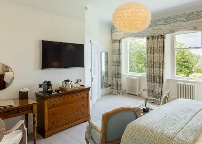 ليندث فيل كونتري هاوس باونيس أون وينديرمير